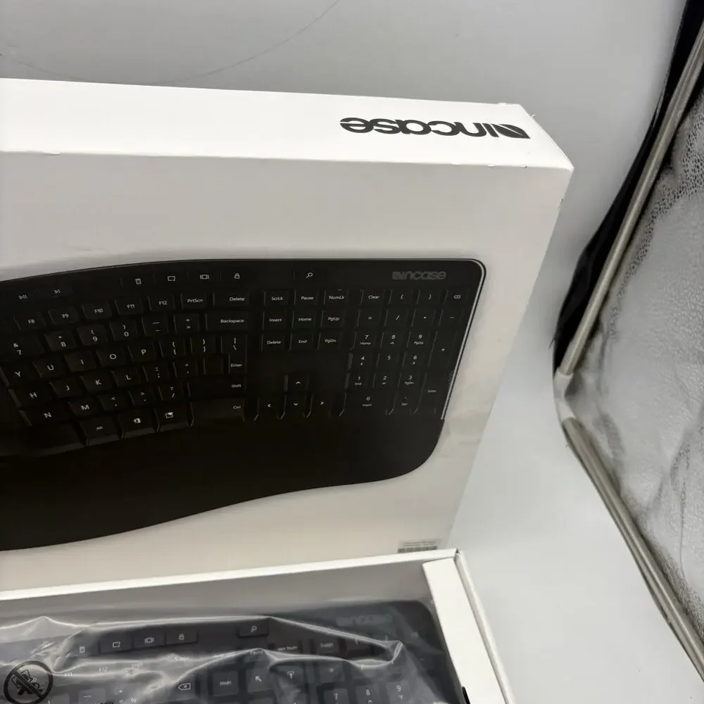 Incase Ergonomic Keyboard Designed by Microsoft Canadian/French Keyboard
